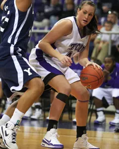 Sophomore forward Rachel Rentschler