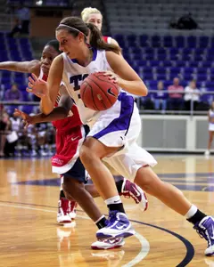 Junior guard Emily Carter