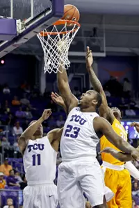 Devonta Abron shoots against the Tennessee Volunteers.