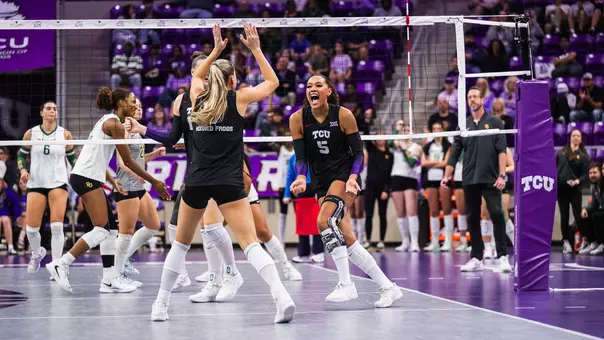 Jalyn Gibson turns and celebrates a kill against Baylor