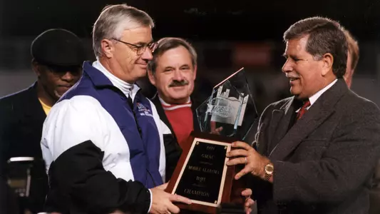 Dennis Franchione receives the 1999 GMAC Bowl Trophy.
