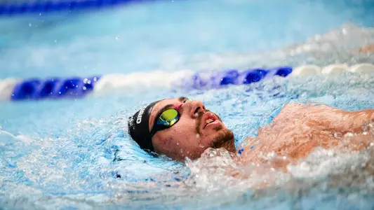 Giannis Skaris swimming in the backstroke event
