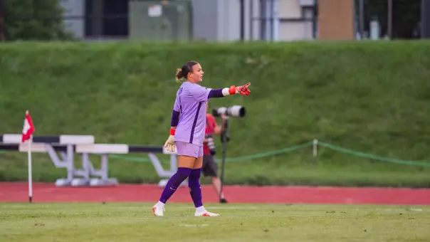 Olivia Geller pointing