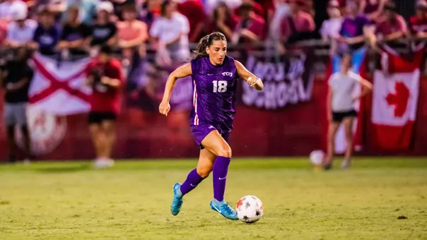 Emma Yolinsky dribbling the ball down the field against Alabama