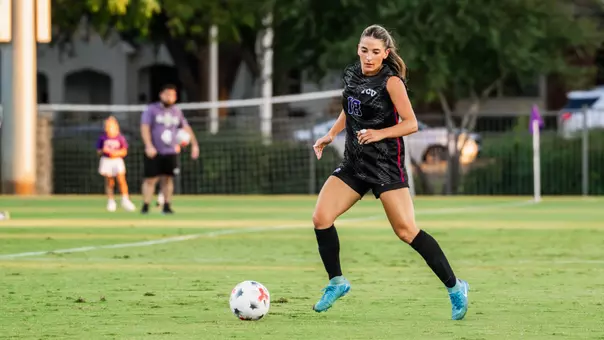 Emma Yolinsky dribbling ball versus Texas