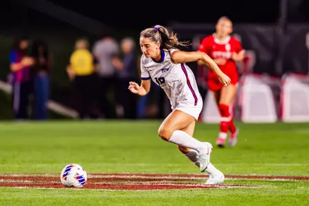 Emma Yolinsky dribbling