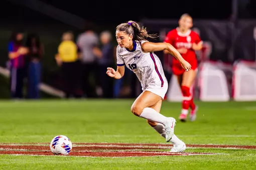 Emma Yolinsky dribbling