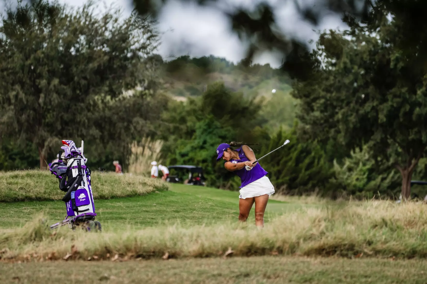 Kirstin Angosta plays a second shot from the rough.