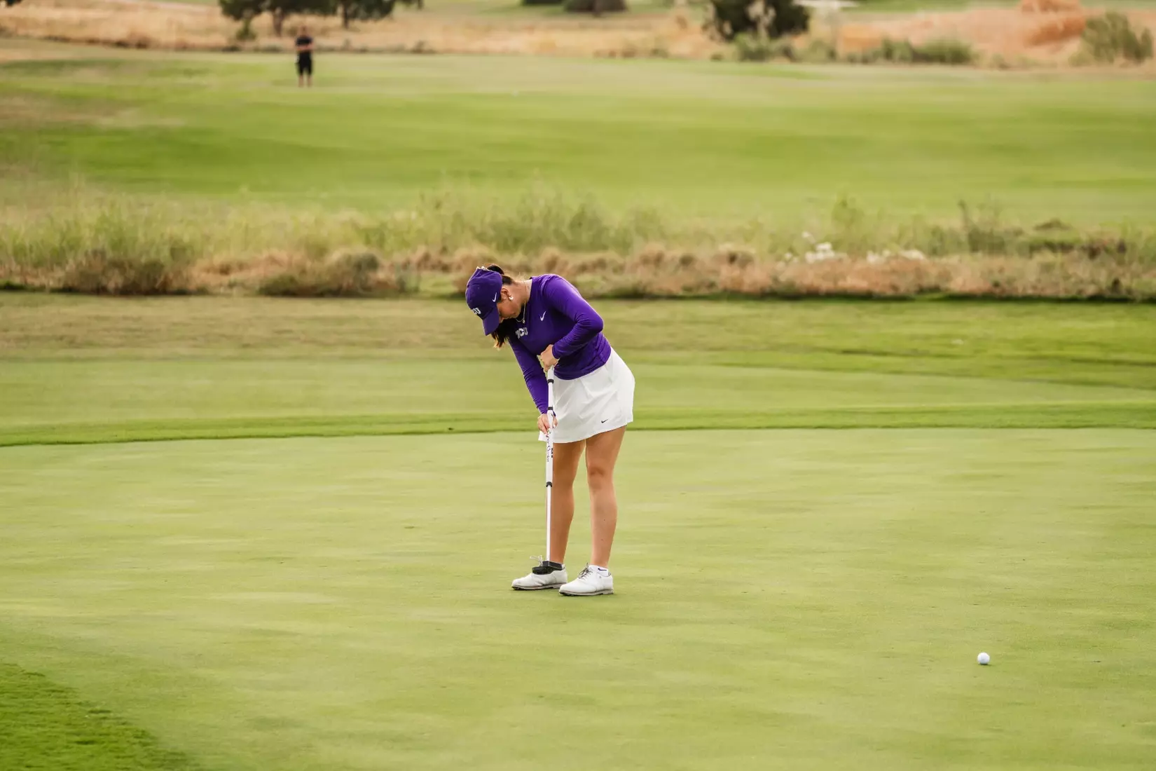 Gracie McGovern putts.