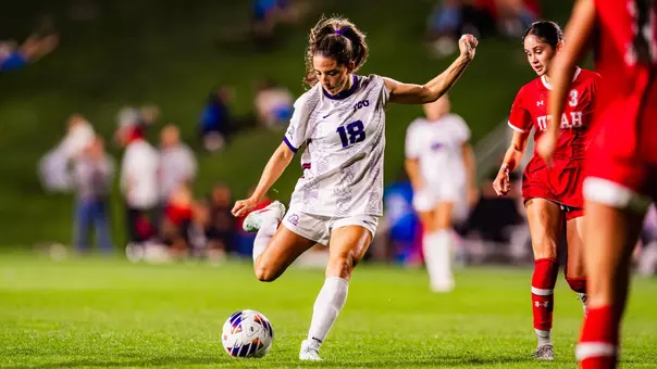 Emma Yolinsky going to kick the ball