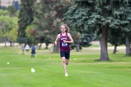 Nathan Carter runs in a cross country meet at the University of Montana Golf Course in Missoula, Montana on September 30, 2022.