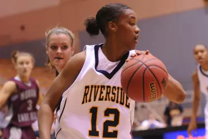 Women's Basketball Comes From Behind To Win 66-62 At UC Irvine Image