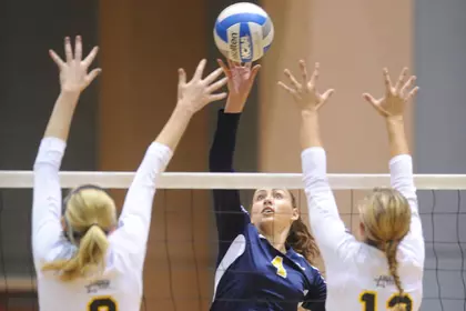 Volleyball Wins Second Straight With Sweep Of CSU Bakersfield Image