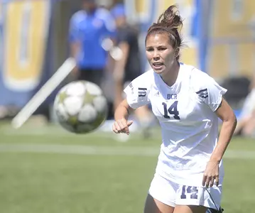 Nathalie Ramirez dribbling