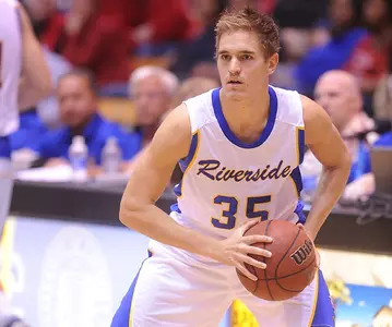 Hawai'i Comes Back To Top Men's Basketball 72-68 Image