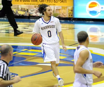 Gruninger's Lay Up With 2.6 Seconds Remaining Gives Men's Hoops 57-56 Win Over UIC Image