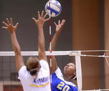 Holmes Records Career-High 18 Kills In Volleyball's 3-1 Loss To Wyoming Image