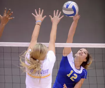 Nine Kills Apiece From Rosas And Cox Fall Short As New Mexico Sweeps Volleyball, 3-0 Image