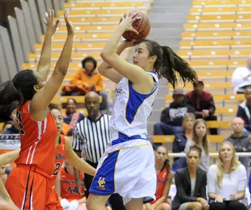Washington Escapes With 74-71 Win Over Women's Basketball Image