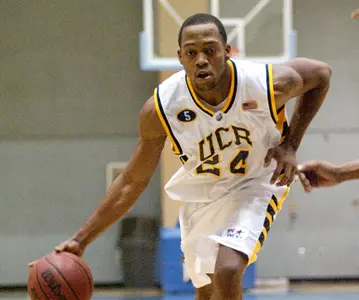 Highlanders Get First Road Win, 73-61 Over 49ers Image