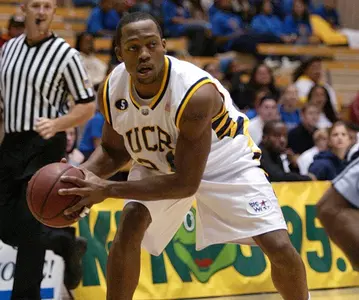 Fullerton Comes Back to Defeat UCR, 69-66 Image