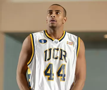 Highlanders Hold On to Defeat Gauchos, 63-60 Image