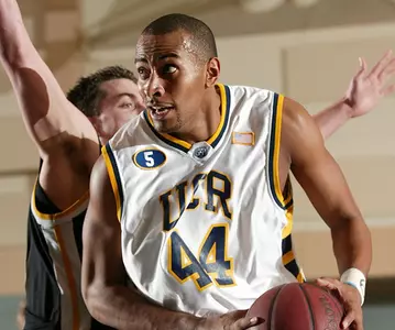 Highlanders Hold On to Beat LBSU, 77-75 Image