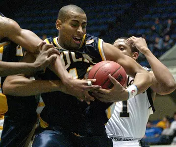 Highlanders Defeat Matadors, Earn Tourney Berth Image