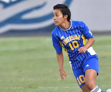 Blanca Barrio dribbling