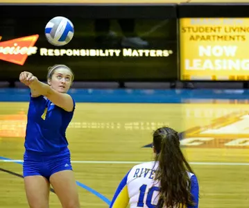 Volleyball Nearly Pulls Off Upset Of Cal In Five-Set Thriller, Finishes Molten Classic 2-1 Image