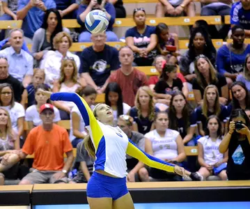 Volleyball Contends With #8 Hawai'i, Takes A Set In Tough Loss Image