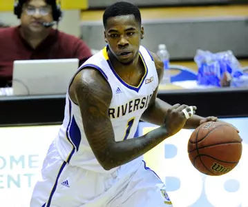 Men's Basketball Falls At Hawai'i, 73-52 Image