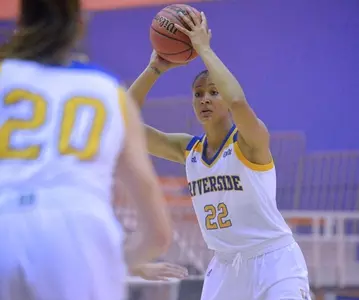 2016_WBB_Lewis_Skyler_Pass_01_puma