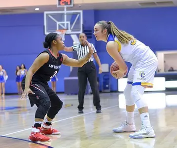 2016_11_11_WBK_Lefebvre_Cle´mence_Looking_at_Basket_01_puma_670