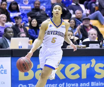 WBB_DeCoud_Simone_Dribbling2_670.jpg