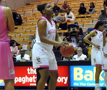 2017_WBB_Curry_Michelle_Freethrow_PinkGame_01