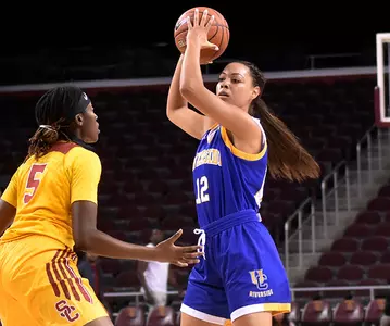2016_11_16_WBK_Holt_Lauren_Looking_to_Pass_01_puma_670