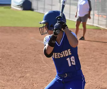 2017_SB_Curtan_Jenna_Hitting_01_carter_670.jpg