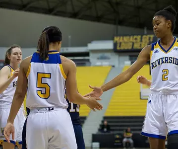 2017_WBB_DeCoud_Simone_Handshake_01_brown_670.jpg