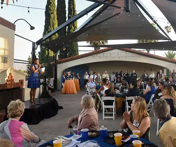2017title9_room_crowd_06