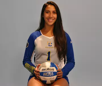 2017_VB_Ahuna_Kaiulani_withball_01_mr_670.jpg