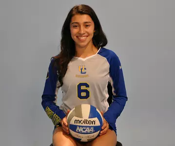 2017_VB_Gonzalez_Angela_withball_01_mr_670.jpg