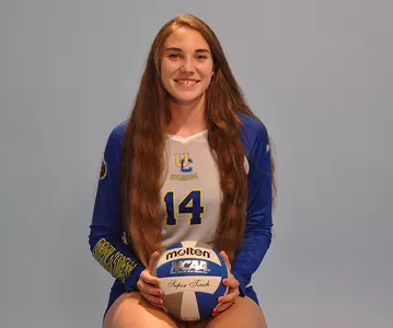 2017_VB_Grove_Mickaela_withball_01_mr_670.jpg