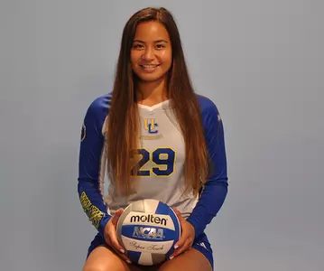 2017_VB_Kline_Morgan_withball_01_mr_670.jpg