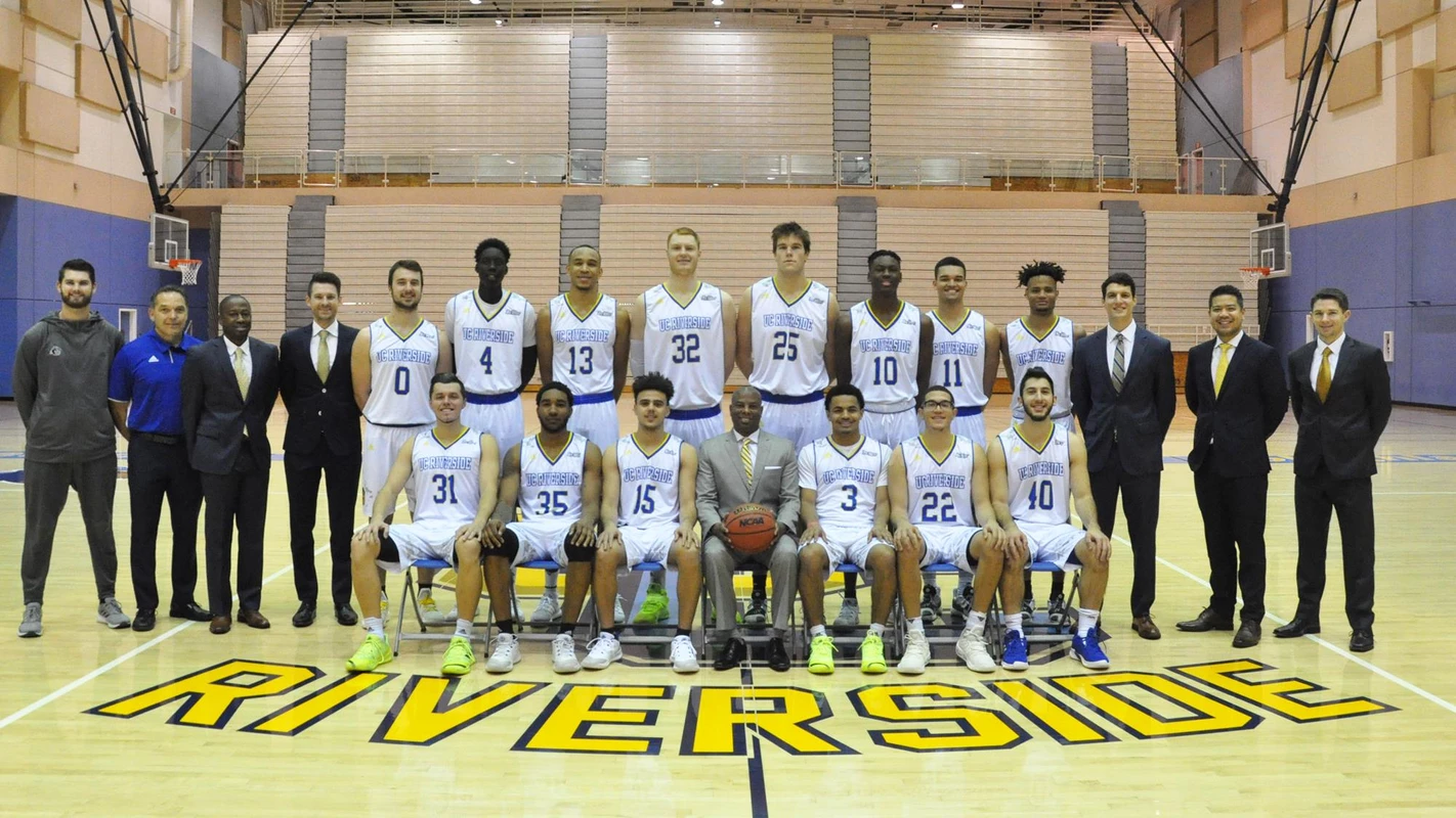 2018-2019 Men's Basketball Team Photo