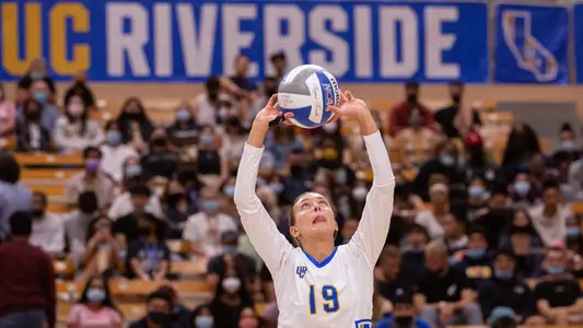 Zoey Seput set vs. Hawaii