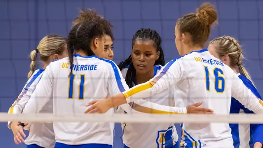 UCR huddle vs Hawaii