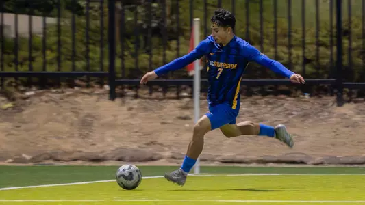 Edward Castro centers a pass