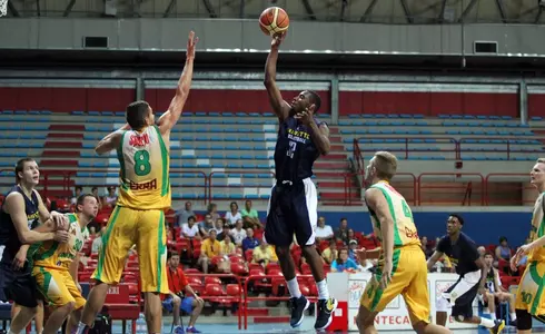 Traci Carter posted 20 points, six rebounds and six assists in the win.