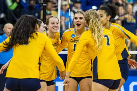 Volleyball Huddle 2022 NCAA